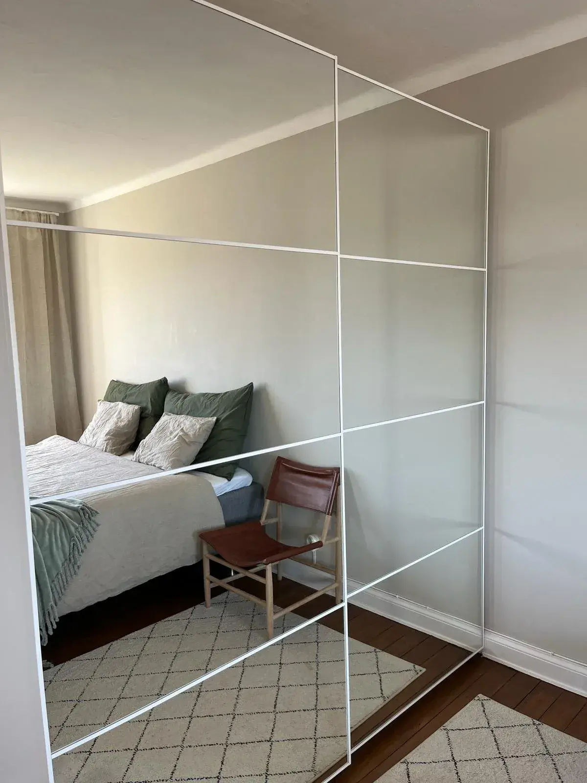 Skinande rent sovrum efter städning | Välvårdat