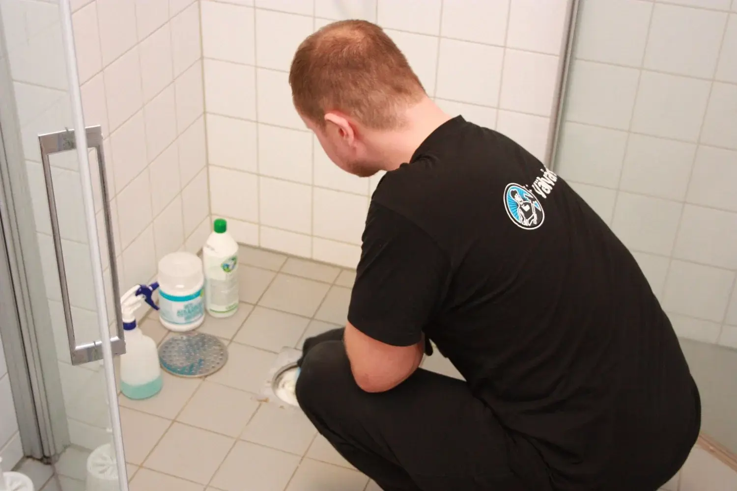 Välvårdats medarbetare utför noggrann badrumsrengöring i Göteborg